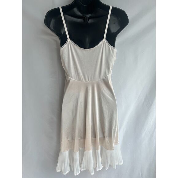 Vintage Vanity Fair Cream Nylon Slip Dress Nightgown Size 2 Lace Trim Cottage - Picture 5 of 12